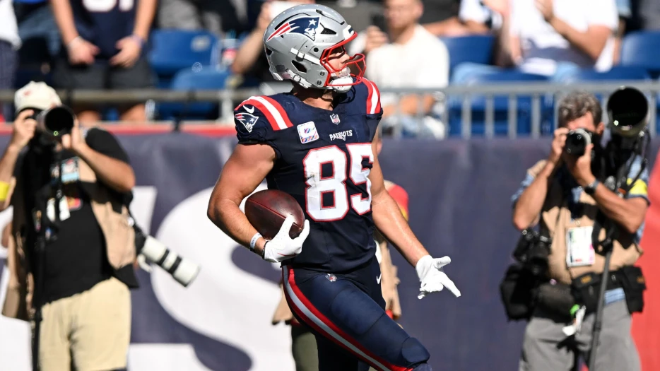 Hunter Henry’s Heartwarming Move After TreVeyon Henderson’s First Patriots TD