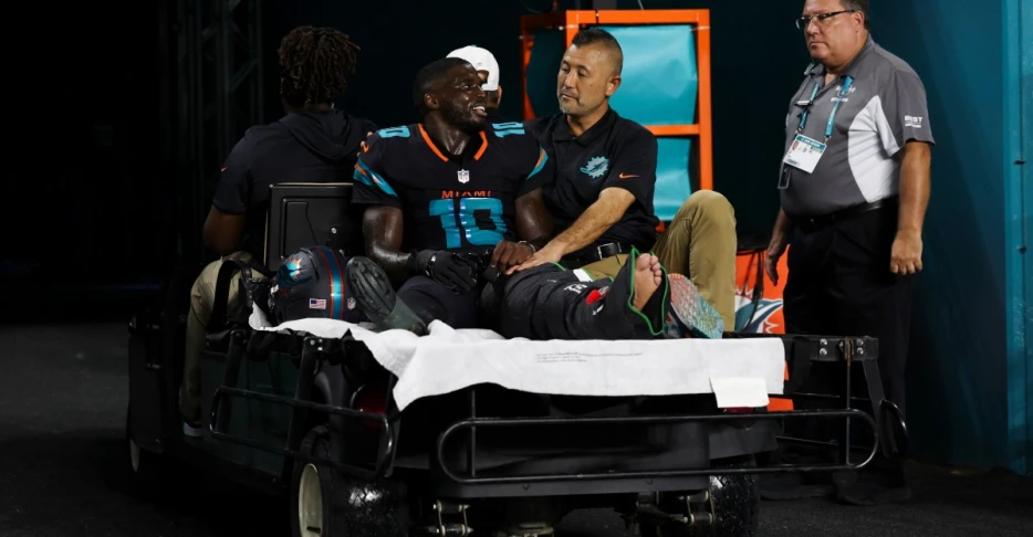 Tyreek Hill injury: Wide receiver carted off in second half of Dolphins vs. Jets