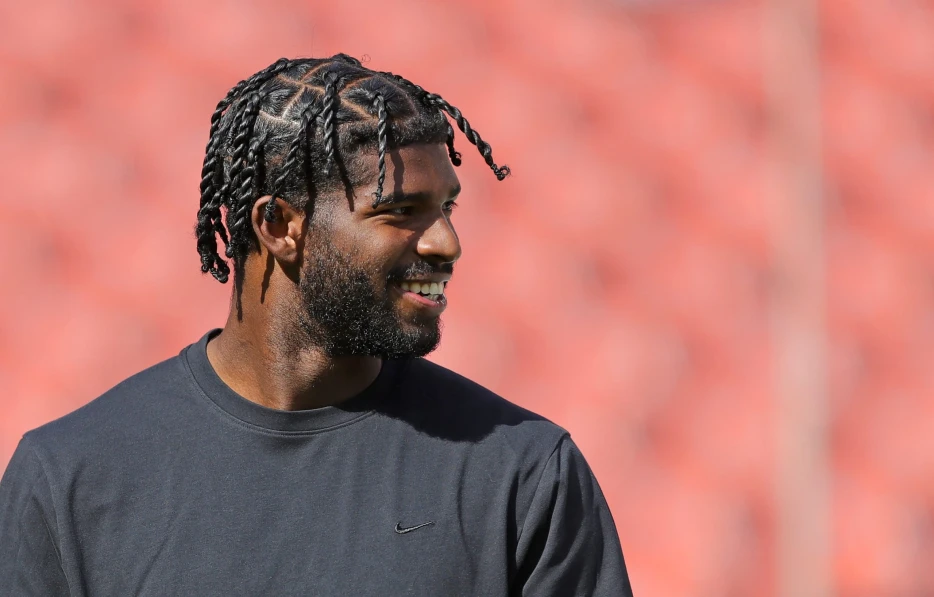Shedeur Sanders Goes Silent, Pantomimes Responses About Browns’ QB Change