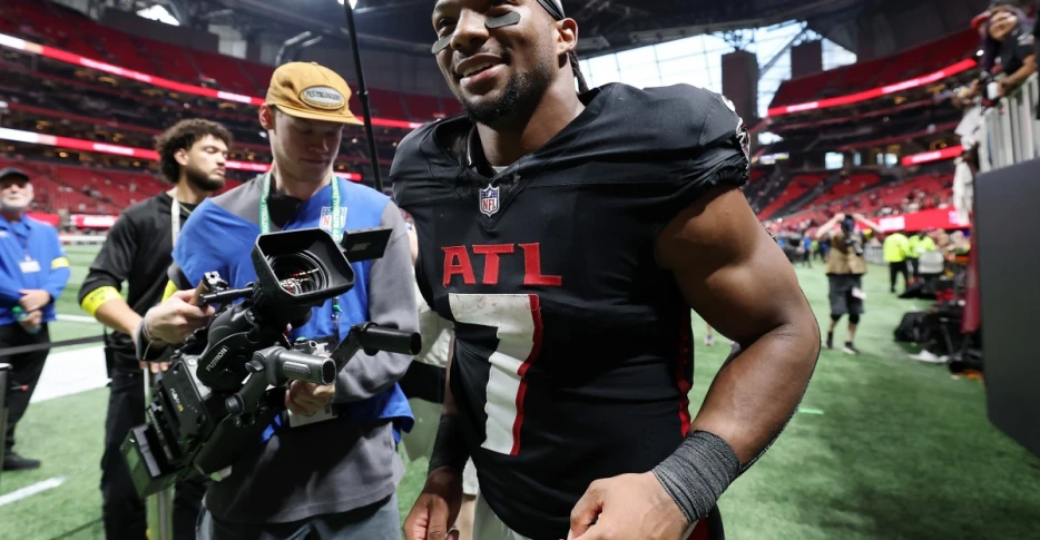 Bijan Robinson, Xavier Watts honored as NFC Offensive Player, Defensive Rookie of the Month