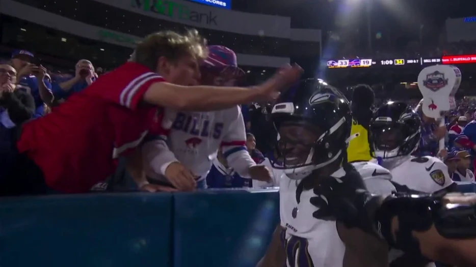 Bills fan shoves Lamar Jackson's helmet, and Lamar shoves back