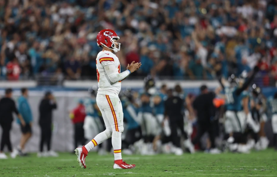 Chiefs fan Heidi Gardner goes viral for Patrick Mahomes pick-6 reaction on ManningCast