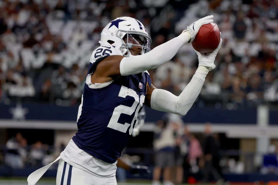 2 Cowboys Contracts, 2 Very Different Outcomes So Far