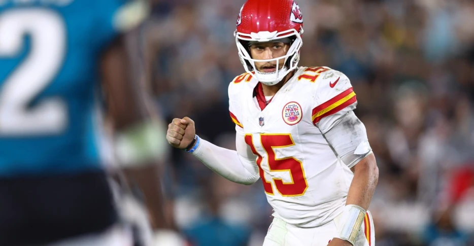 Arrowheadlines: Despite troubles, Chiefs remain among favorites for Super Bowl