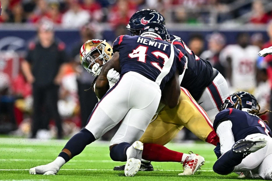 Giants Sign LB Neville Hewitt From Practice Squad