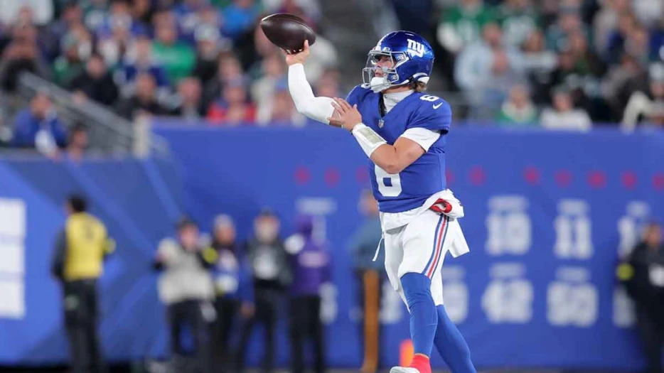 Giants QB Jaxson Dart suffers apparent injury scare during Eagles game