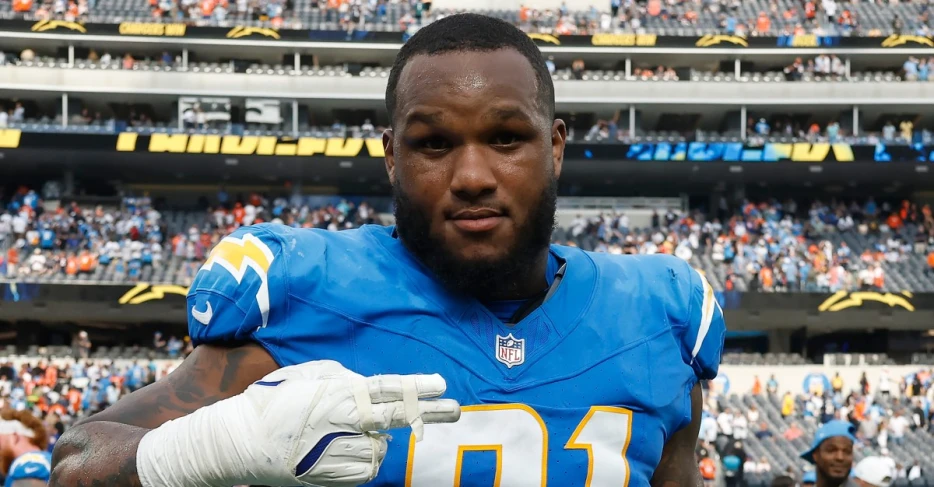 Chargers place DT Da’Shawn Hand on IR, sign OT Bobby Hart to active roster