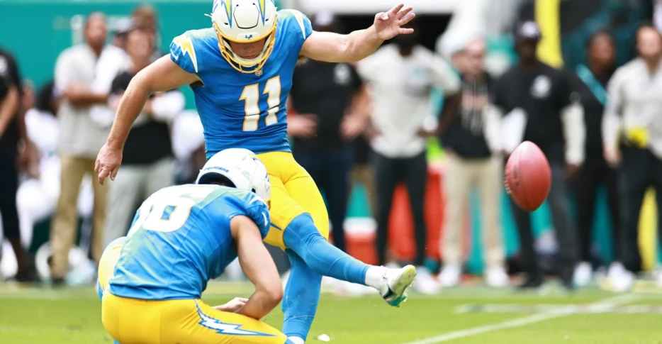 Chargers snap losing streak on late field goal vs. Dolphins