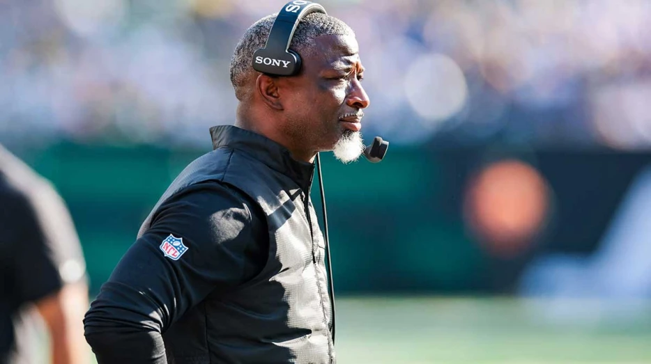 Jets’ Aaron Glenn snaps at question about Justin Fields remaining starting QB