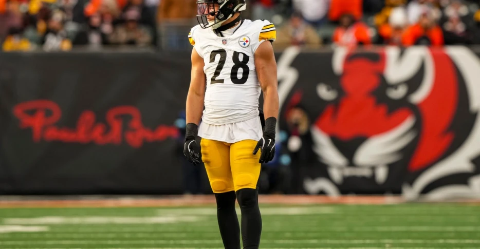 Miles Killebrew leaves game with knee injury