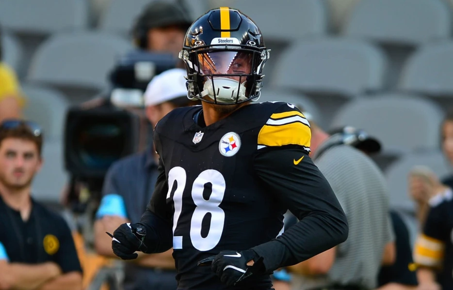 Steelers Captain Carted Off With Injury vs. Browns