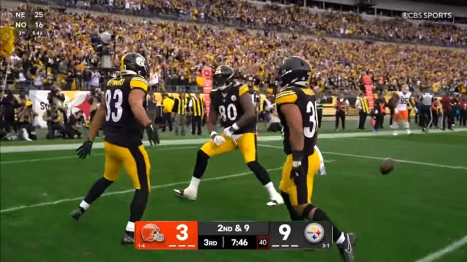 Watch: Aaron Rodgers Finds Connor Heyward On Scramble Drill For TD