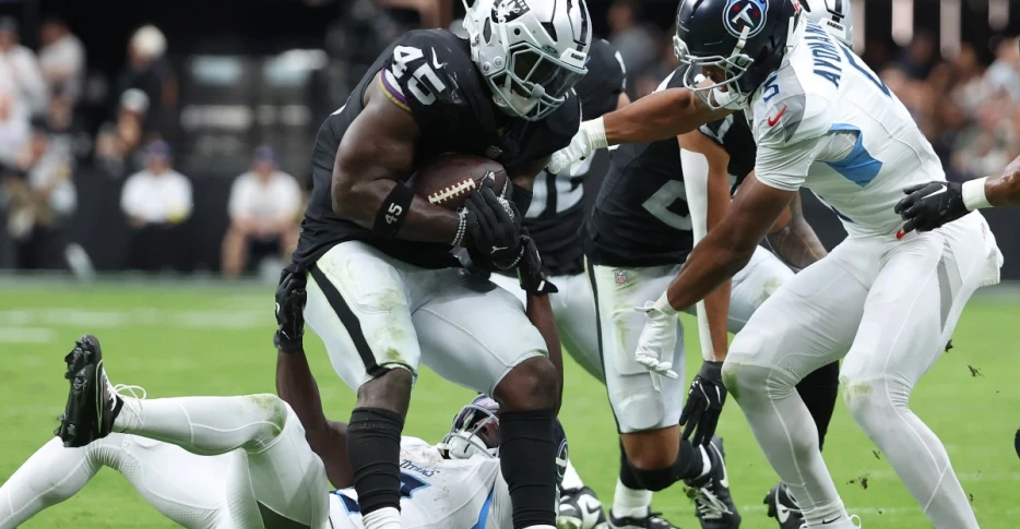 Raiders-Titans winners and losers, Devin White’s career day gives Las Vegas first win in a month