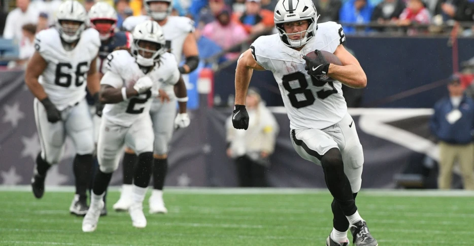 The Raiders may have to keep playing without Brock Bowers until after the bye