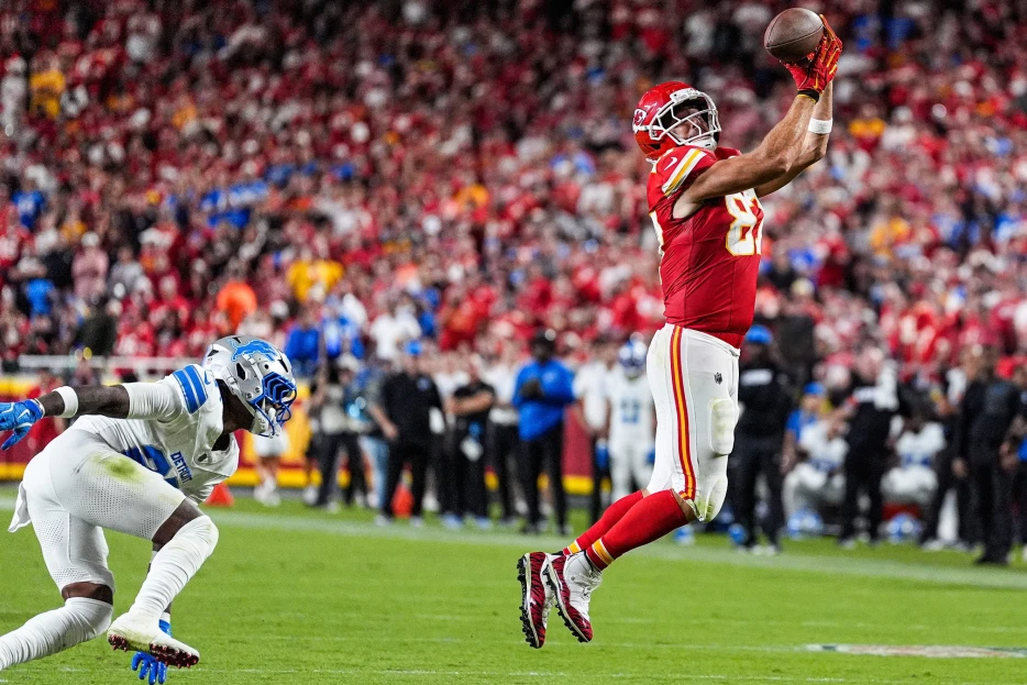 Chiefs’ Travis Kelce slides into Raiders fan’s DMs in hilarious new ad