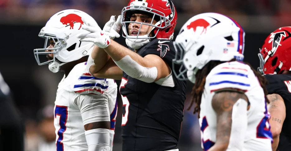 Drake London finds the end zone by any means necessary