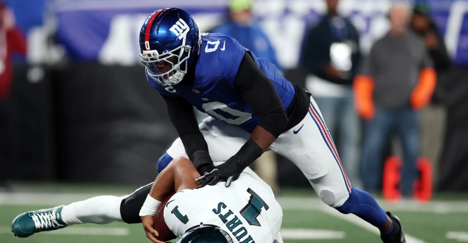How did the Giants contain the Eagles’ offense?