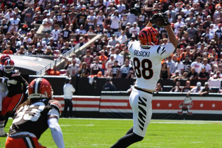 Bengals Place Mike Gesicki On IR