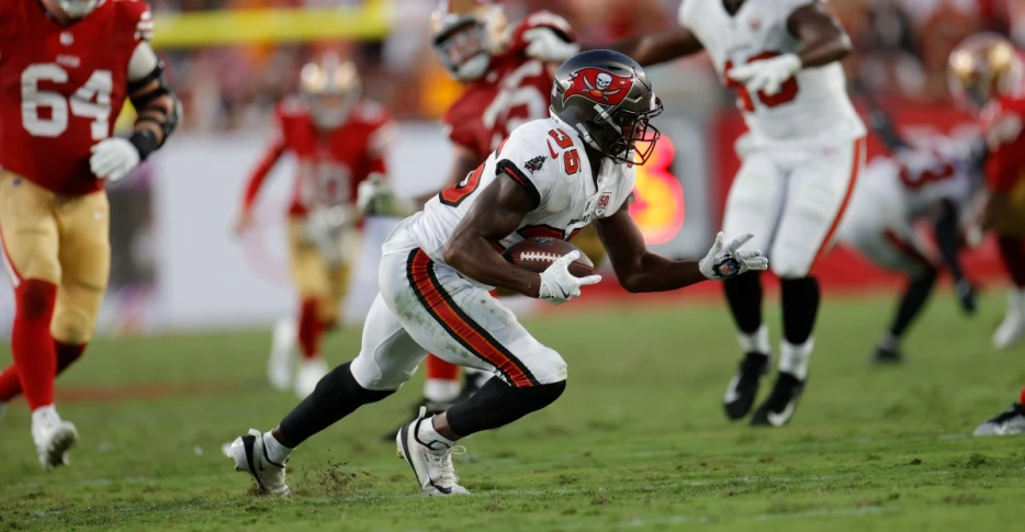 Bucs CB Jamel Dean earns Week 6 honors for his performance against 49ers