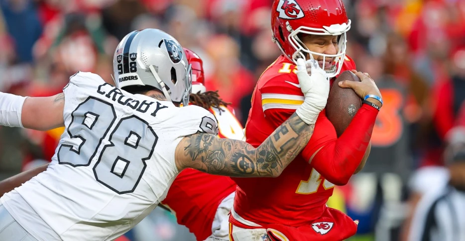 Rivals Maxx Crosby, Patrick Mahomes at top of their games