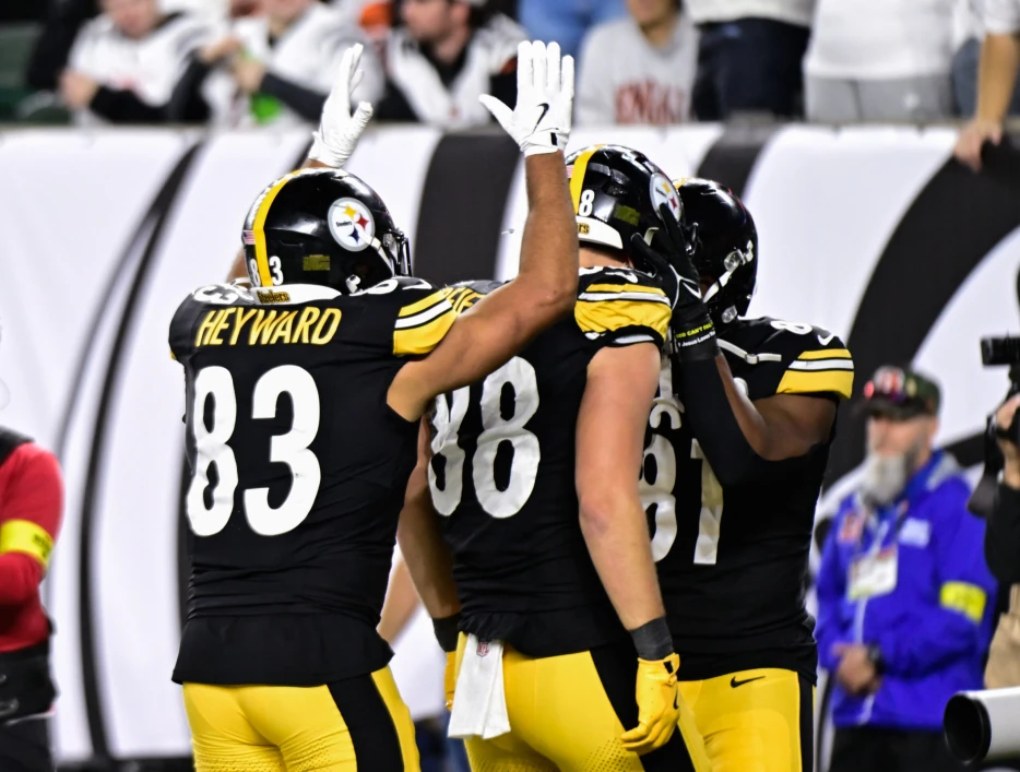 Steelers Tight End Trio Makes NFL History vs. Bengals