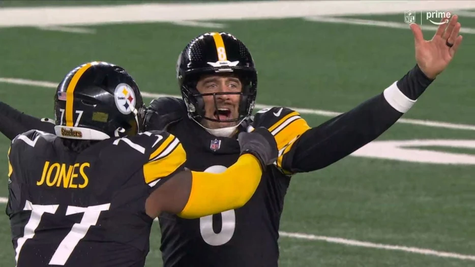 Watch: Angry Aaron Rodgers Shoves Broderick Jones In Bizarre Moment After Touchdown