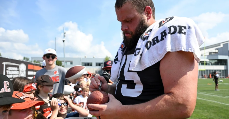Saturday Dawg Chow (10/18): Myles is upset, stadium update, odd injuries, and more!