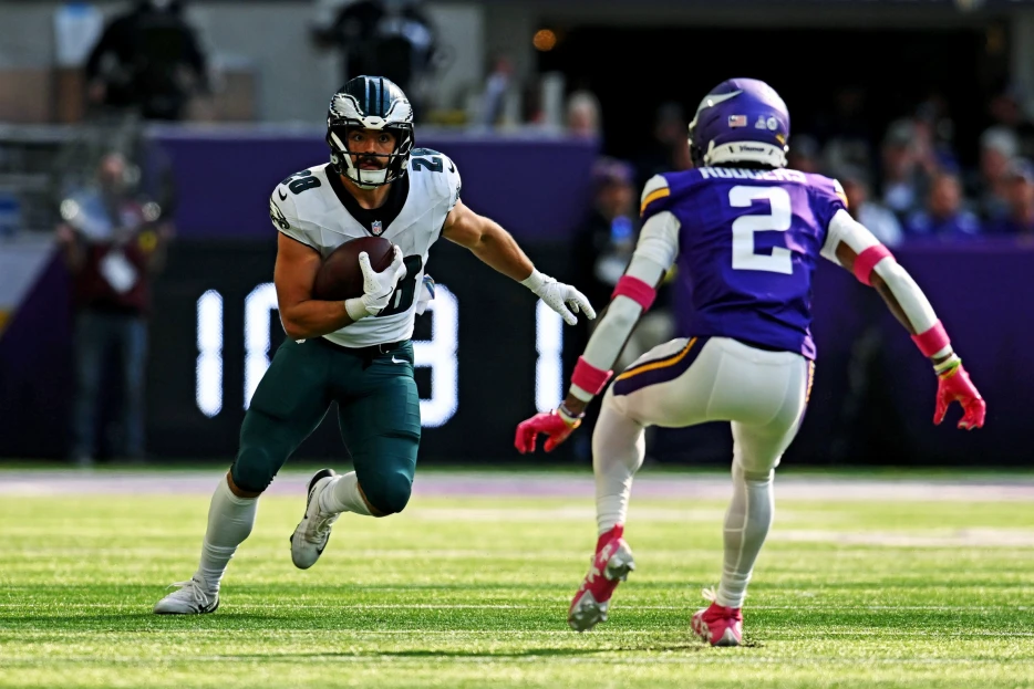 Isaiah Rodgers Paid Tribute to Izel Jenkins with Multiple Toastings in Eagles Win