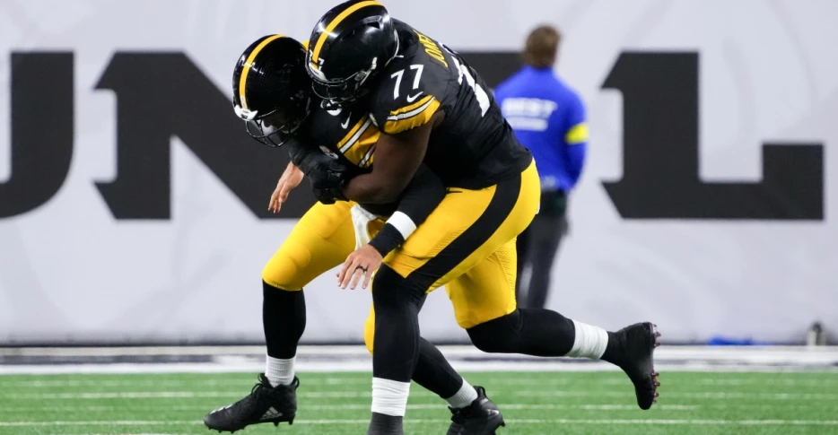Broderick Jones, Aaron Rodgers all good after sideline incident