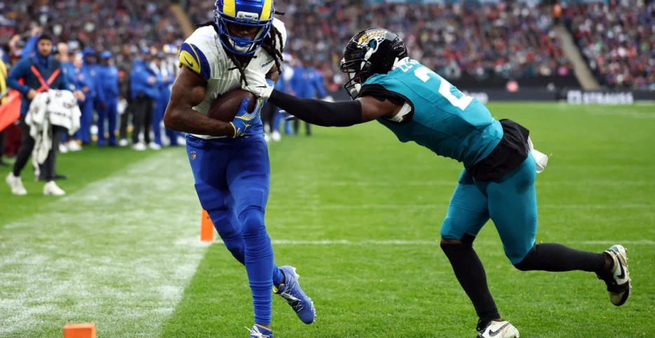 Davante Adams’ 3-touchdown performance has Rams cruising across the pond
