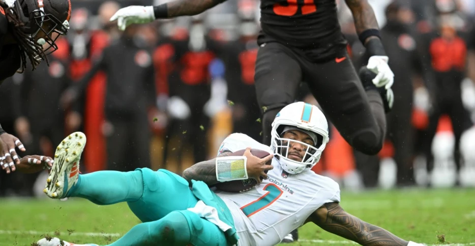 Dolphins continue to find ways to embarrass themselves – The Splash Zone 10/20/25