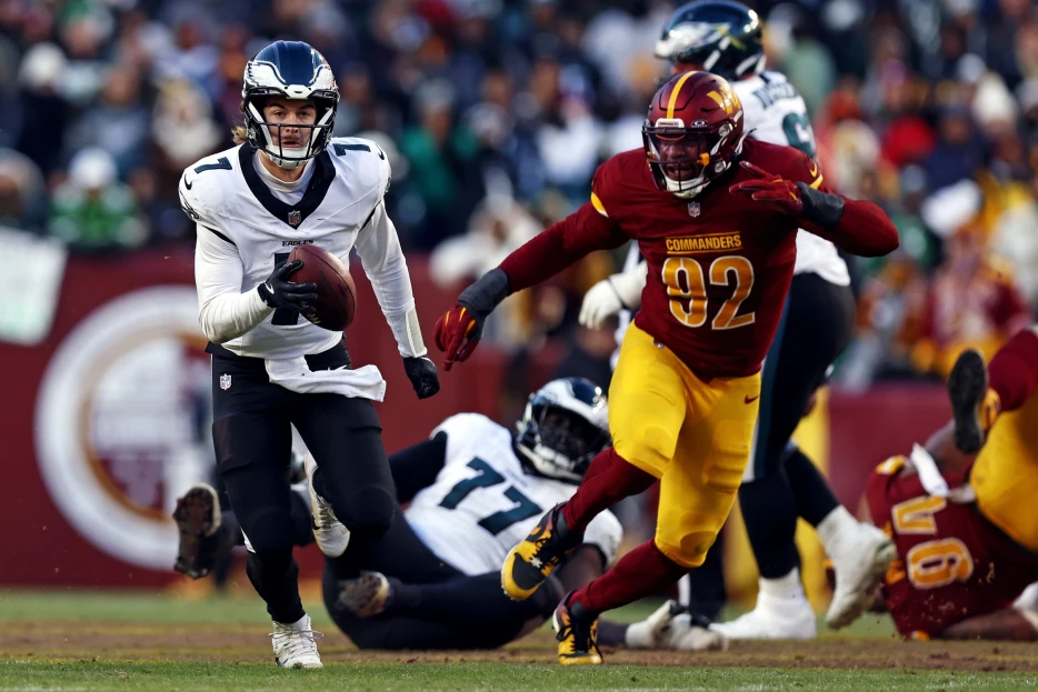Commanders Place DE Dorance Armstrong On IR