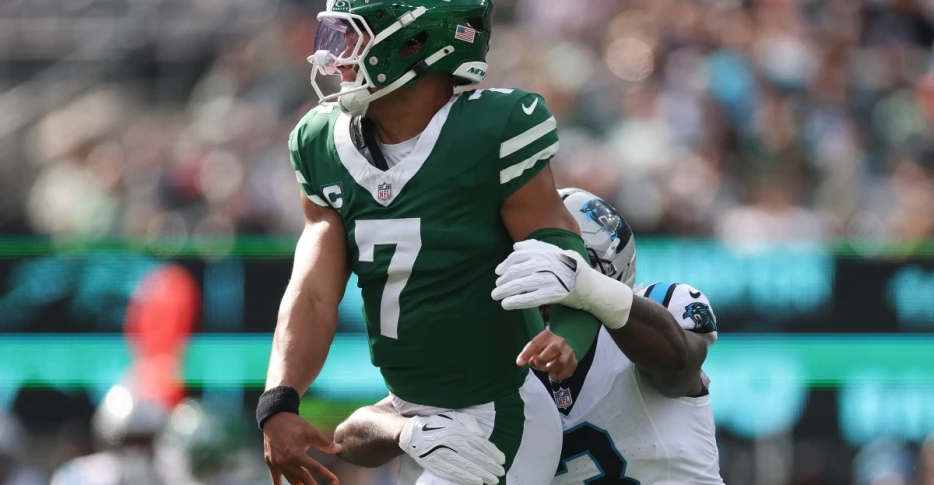 The Jets had no choice but to bench Justin Fields