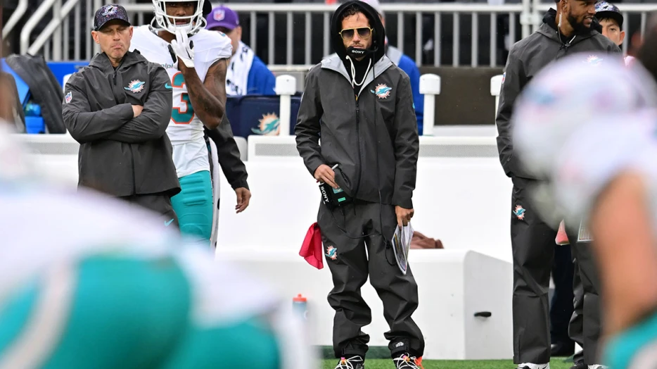 Dianna Russini observes Dolphins’ Mike McDaniel has checked out despite ownership backing