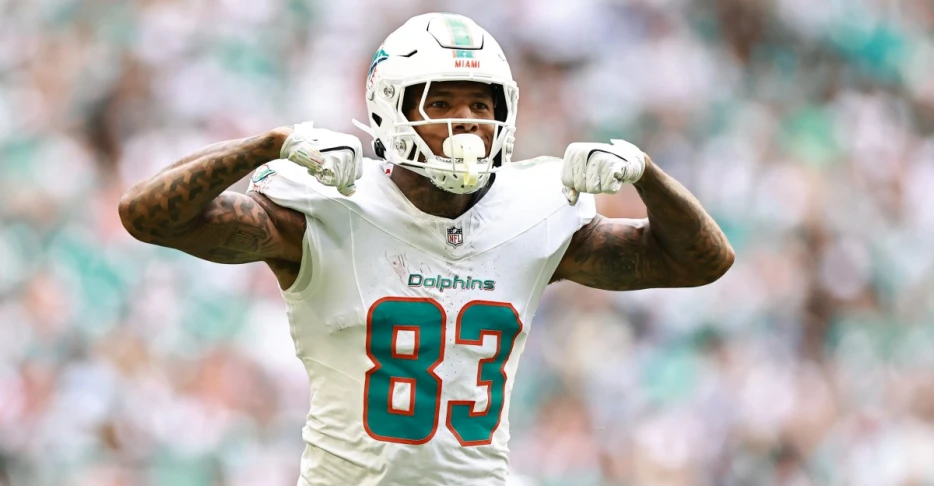 Dolphins make series of tight end moves as injuries shake up position