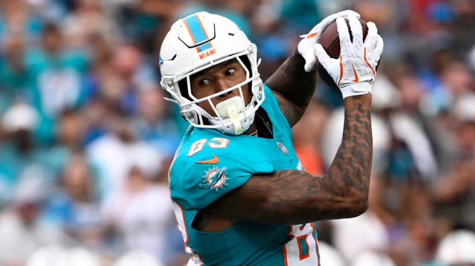 Dolphins sign tight end after placing Darren Waller on IR