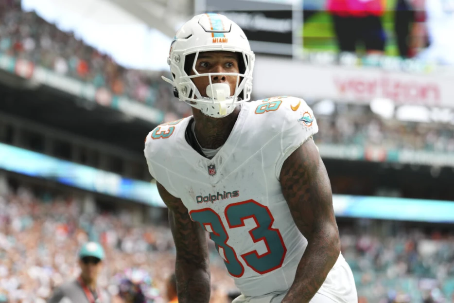 Dolphins TE Darren Waller Week To Week With Pectoral Strain