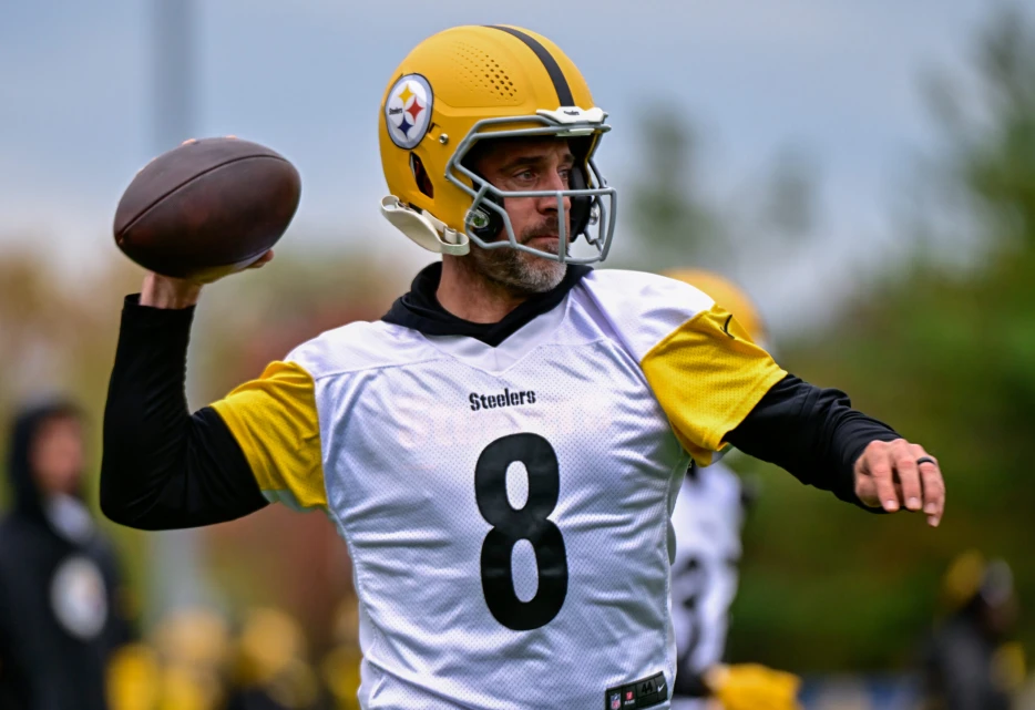 Aaron Rodgers Works with Steelers Scout Team to Help Defense Prep for Packers