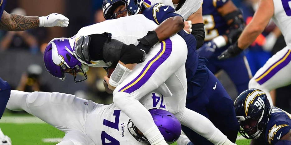 Chargers’ Mekhi Becton suffers concerning injury in first half vs. Vikings