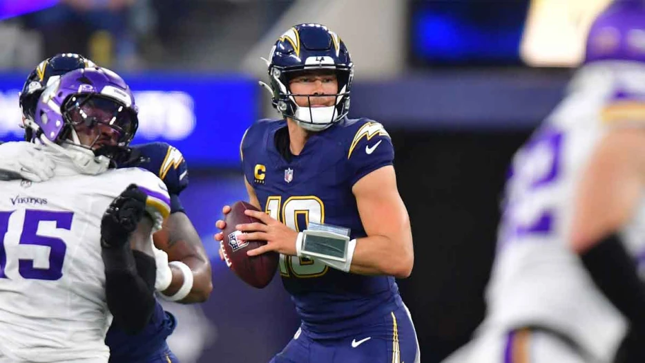 Watch Chargers’ Justin Herbert, Ladd McConkey team up for huge TD before TNF halftime
