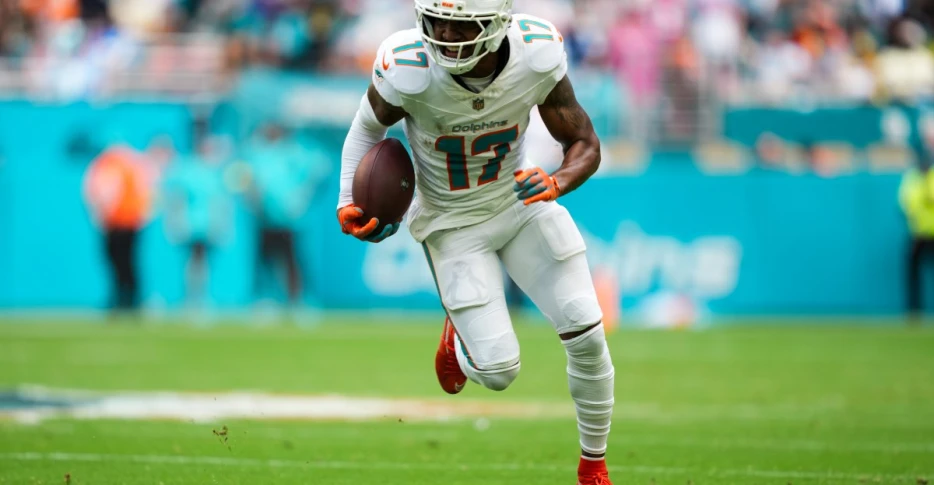 Report: Steelers eyeing Jaylen Waddle trade, monitoring two others