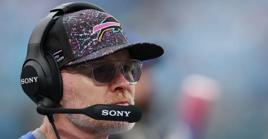Bills HC Sean McDermott helping DC Bobby Babich call plays
