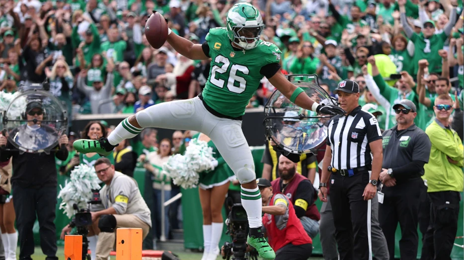 Eagles’ Saquon Barkley limps off to blue tent with apparent injury vs. Giants