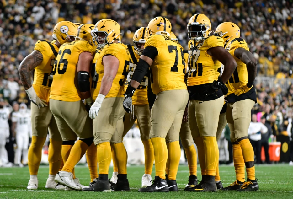 Steelers Starting Offensive Lineman Leaves Packers Game with Injury