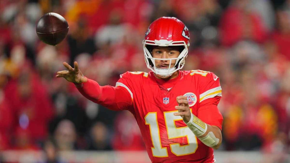 Chiefs’ Patrick Mahomes, Travis Kelce reach elite QB-TE territory amid MNF blowout