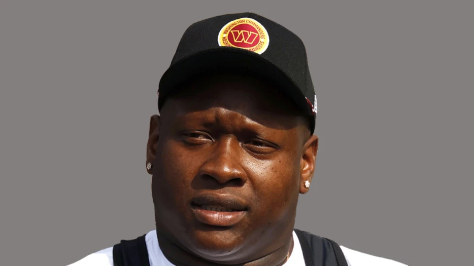 Laremy Tunsil exits MNF with hamstring injury for Commanders