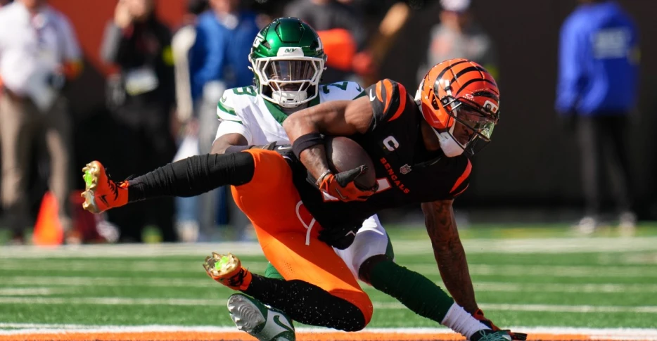 Mike Vrabel, Jarvis Brownlee keep embarrassing the Titans