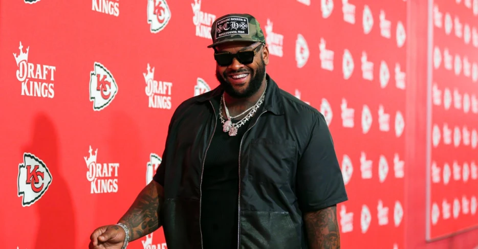 Chiefs make it official, announce re-signing of Mike Pennel