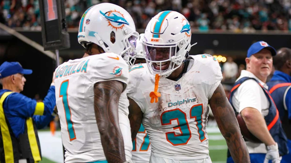 Chop Robinson, Ollie Gordon go down with injuries during Dolphins vs. Ravens game