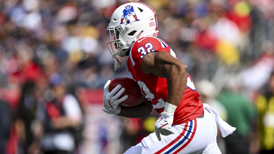 Patriots’ Josh McDaniels Commends TreVeyon Henderson’s Performance Vs. Browns